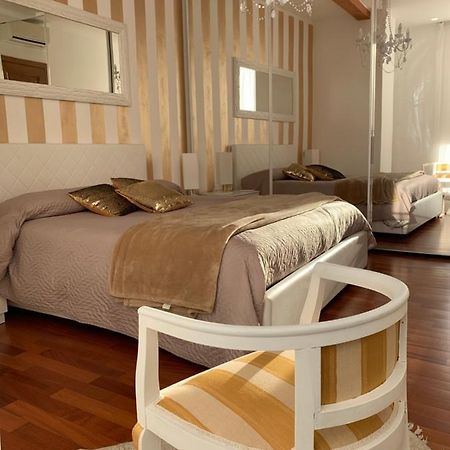 Palazzo Teatro Vecchio-Holiday Suites Salò Buitenkant foto