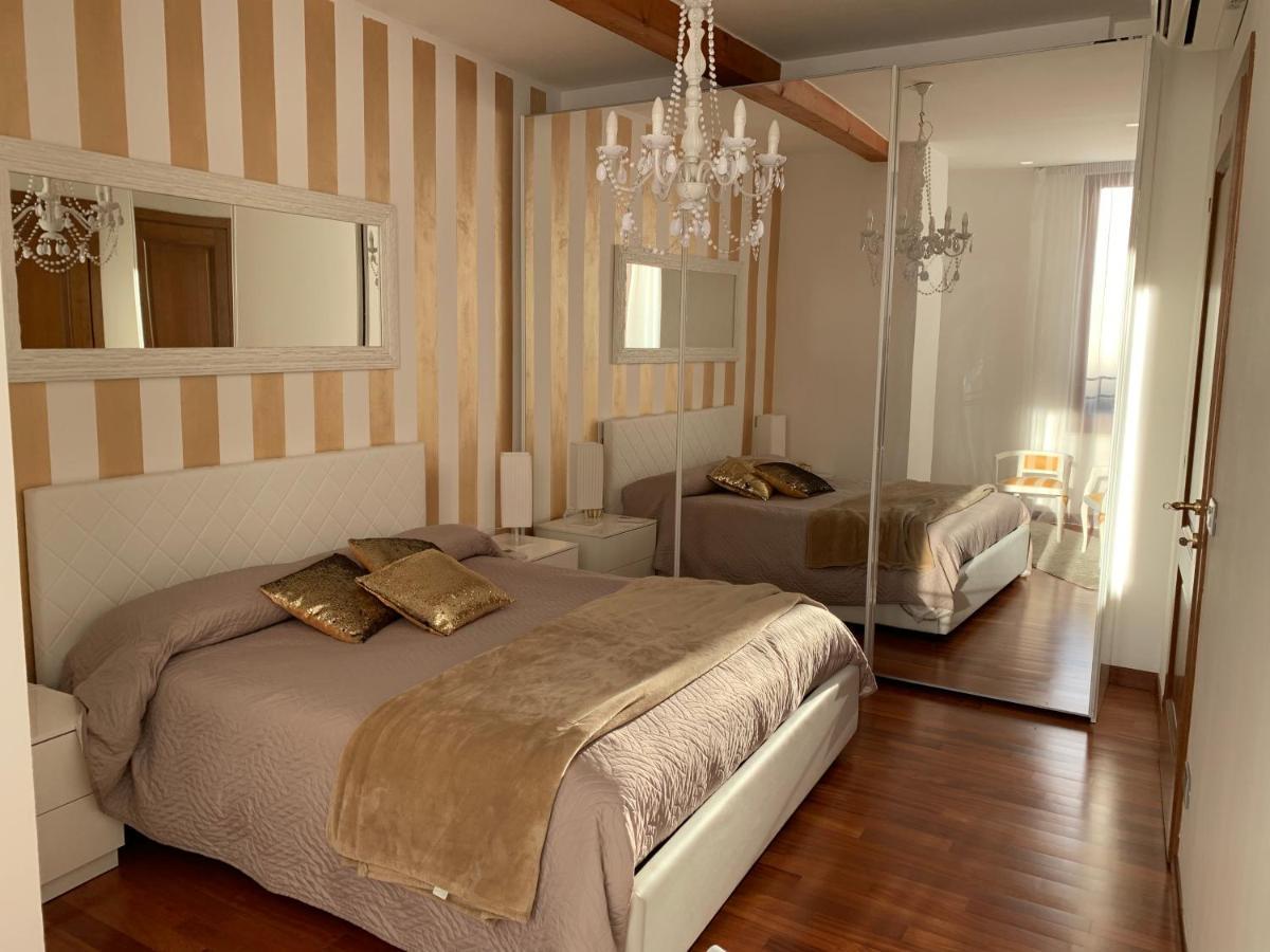 Palazzo Teatro Vecchio-Holiday Suites Salò Buitenkant foto