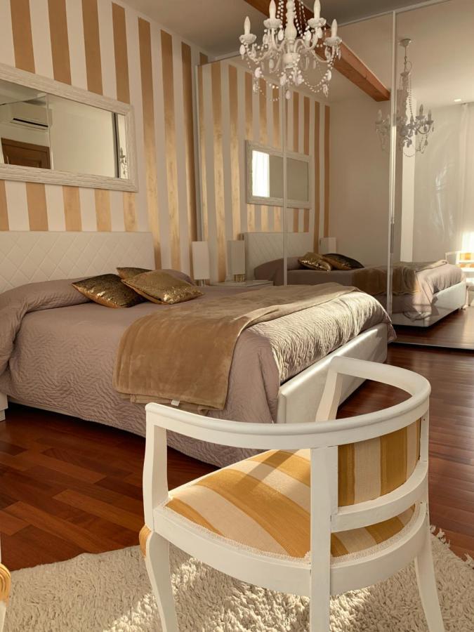 Palazzo Teatro Vecchio-Holiday Suites Salò Buitenkant foto