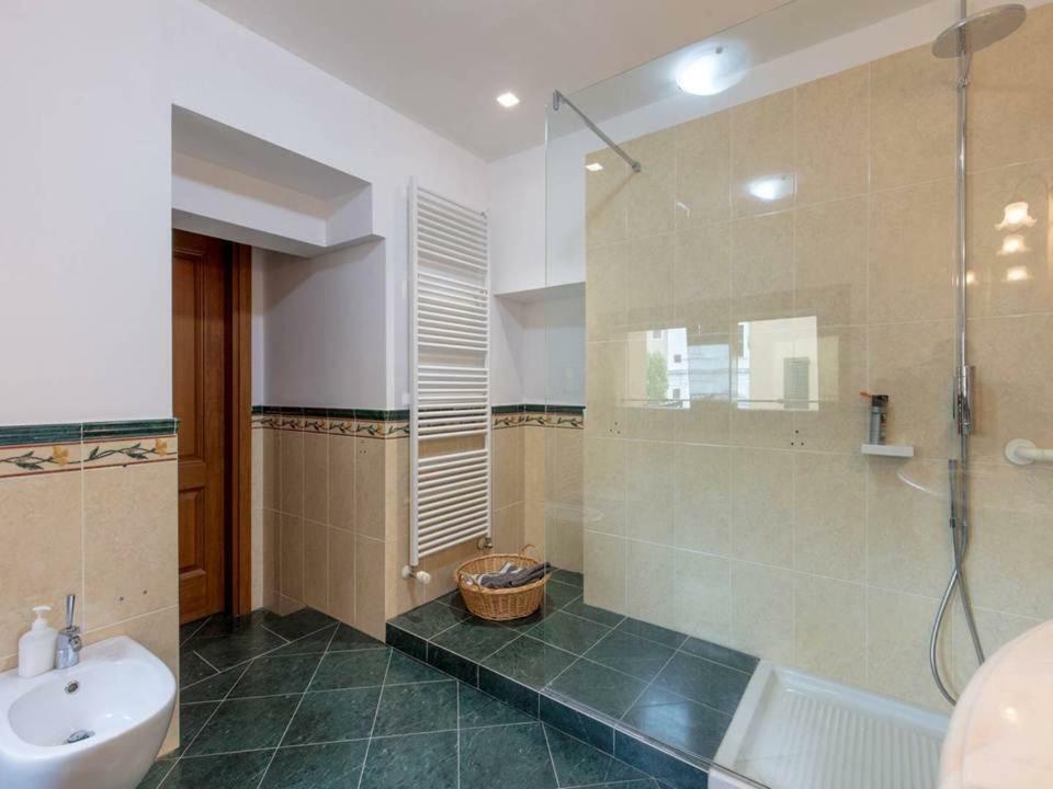 Palazzo Teatro Vecchio-Holiday Suites Salò Buitenkant foto
