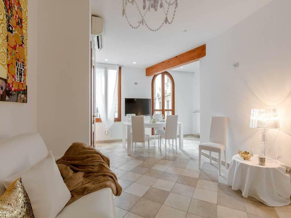Palazzo Teatro Vecchio-Holiday Suites Salò Buitenkant foto