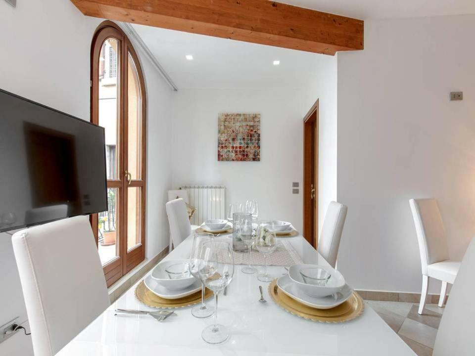 Palazzo Teatro Vecchio-Holiday Suites Salò Buitenkant foto