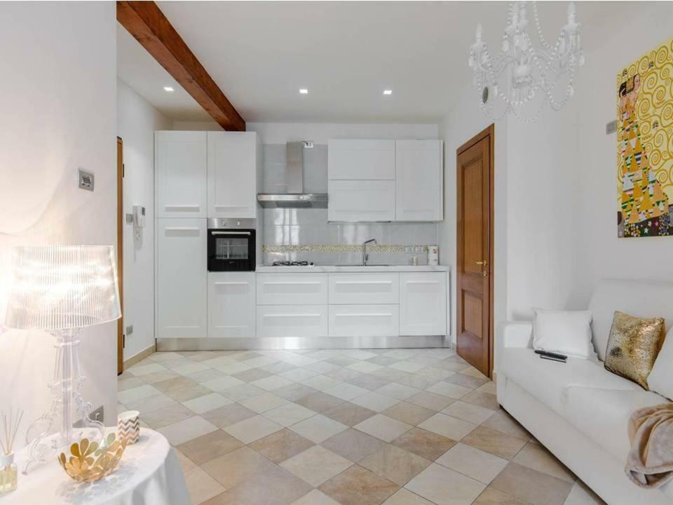 Palazzo Teatro Vecchio-Holiday Suites Salò Buitenkant foto