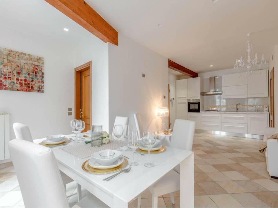 Palazzo Teatro Vecchio-Holiday Suites Salò Buitenkant foto