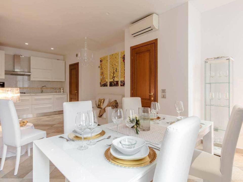 Palazzo Teatro Vecchio-Holiday Suites Salò Buitenkant foto